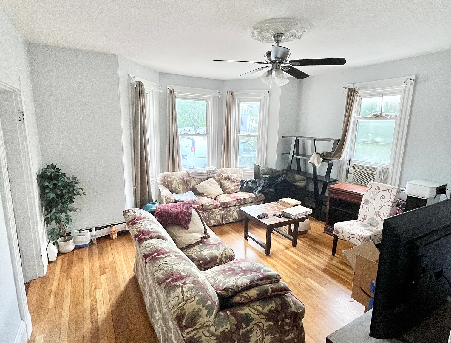 3 bed, 9999 sqft, $3,000 — Photo 2