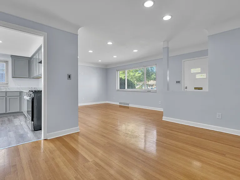 8484 Berwyn St — Photo 10