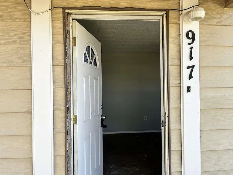 917 Nelson St — Photo 5