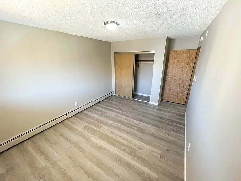 906 Duchess St — Photo 13