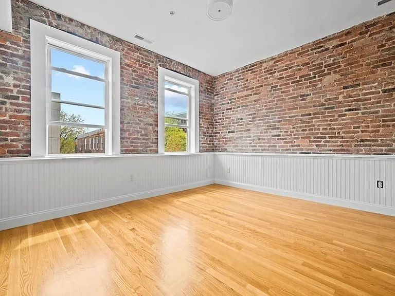 172 Cottage St #5 — Photo 3