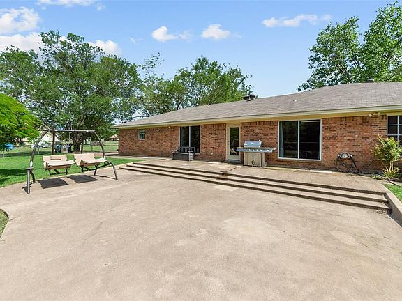 3rd image of 320 Lakeway Trl