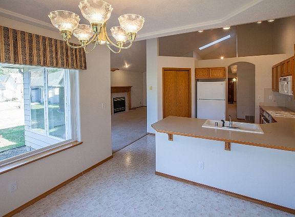 3rd image of 610 E Bridlewood Ct