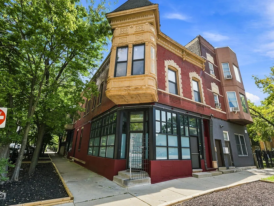 2153 W Schiller St #1F