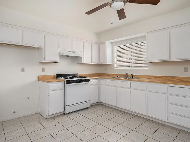3321 Chester Ln — Photo 10
