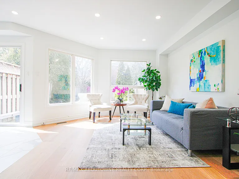 1114 Lindsay Dr — Photo 4