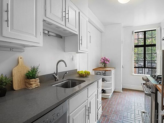 3rd image of 230 E 50th St APT 4A