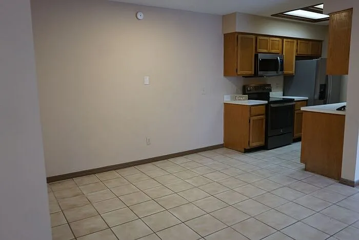 5558 Bennington Dr — Photo 2
