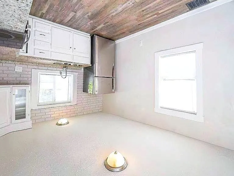 2616 Eastern Ave — Photo 2