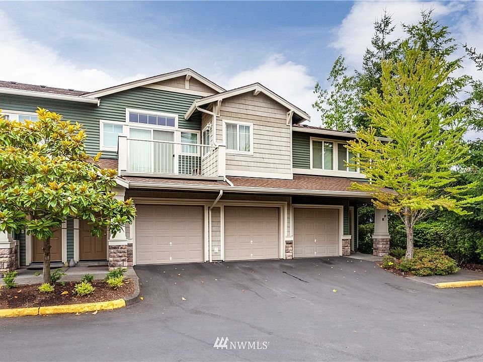 Welcome to Capri at Lakeland condos! This is a top floor end unit for excellent privacy.