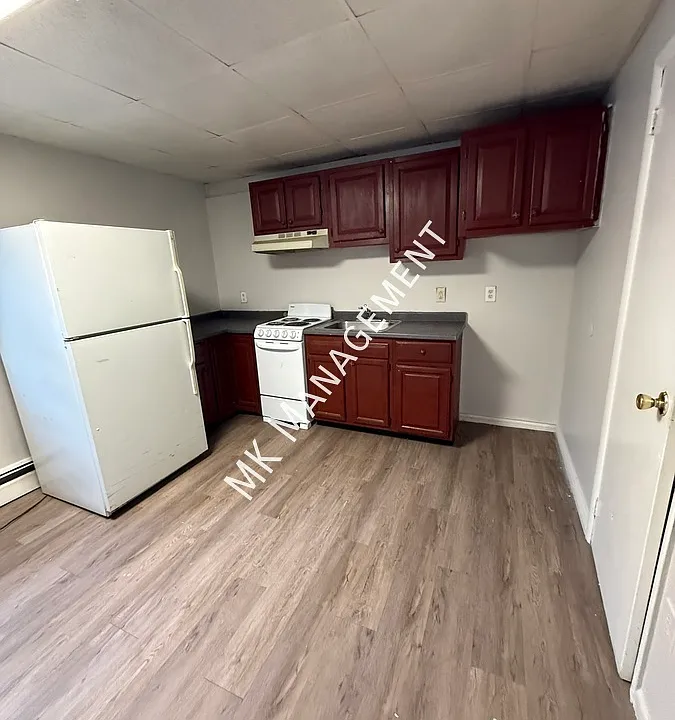 565 W Main St #4