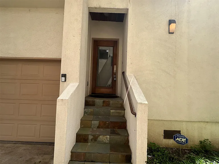 2314 Camden Dr — Photo 2