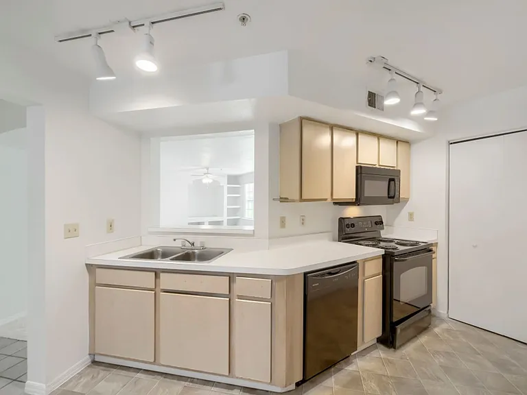 7270 Westpointe Blvd #910 — Photo 4
