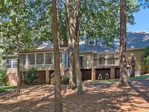 2nd image of 415 Circle Dr