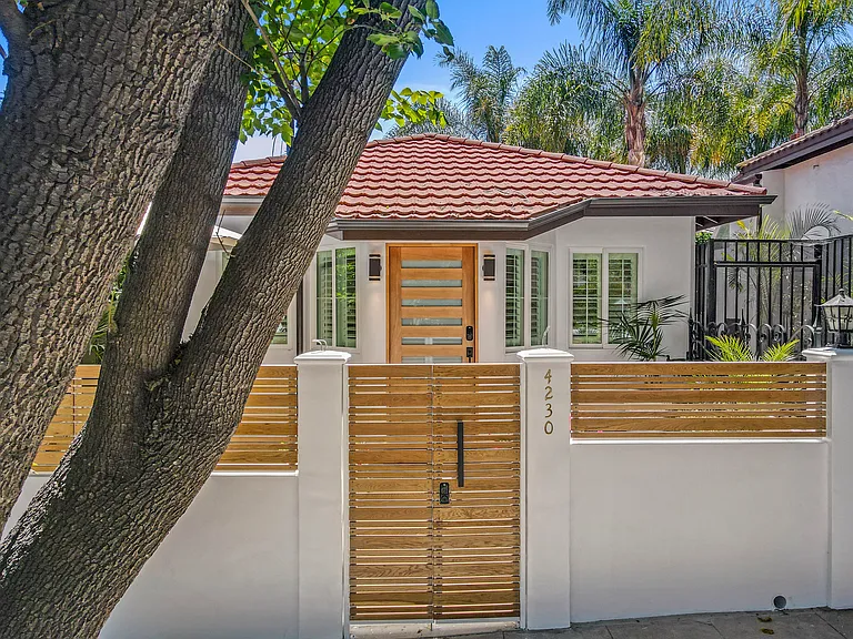 4230 Van Nuys Blvd — Photo 43