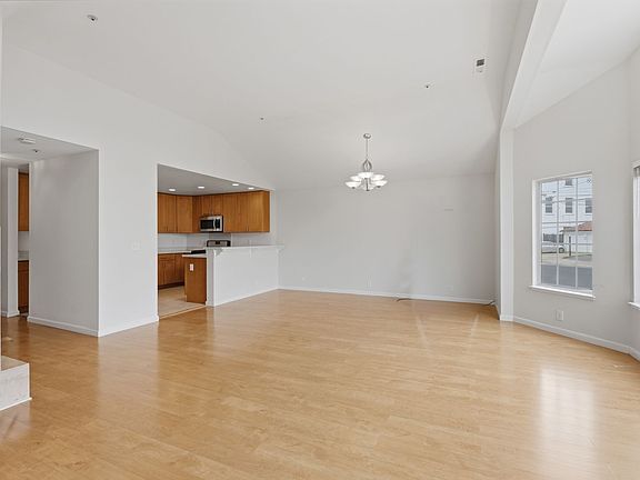 3rd image of 67 Wellington Ave