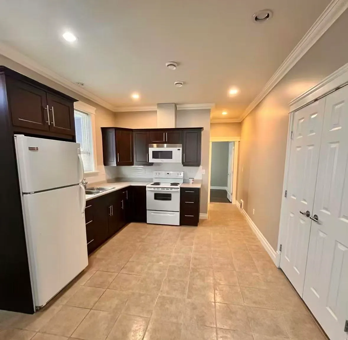 2 bed, 750 sqft, $2,300 — Photo 2