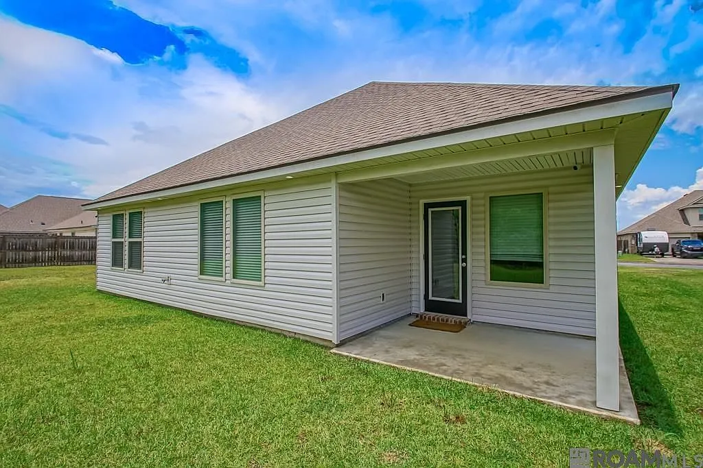 4 bed, 2.0 bath, 1829 sqft, $2,500 — Photo 2
