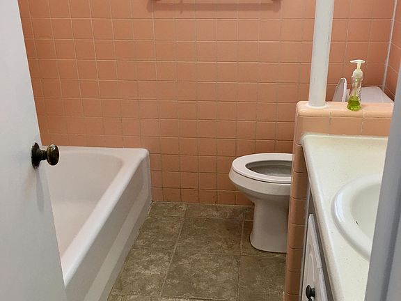 3rd image of 92 Parkridge Dr