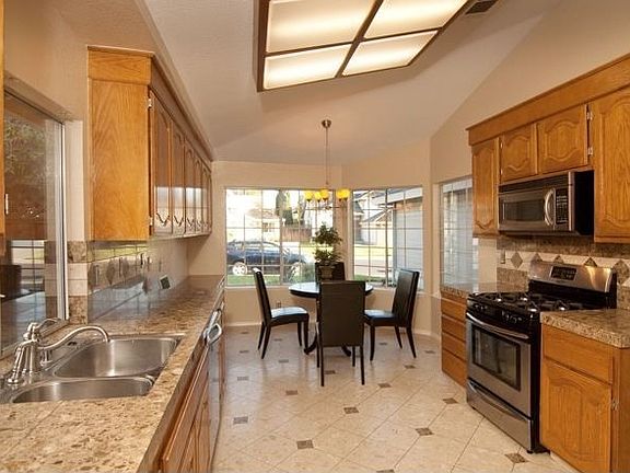 3rd image of 724 Violet Ln