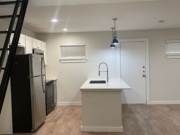 4th image of 5018 San Jacinto St #205