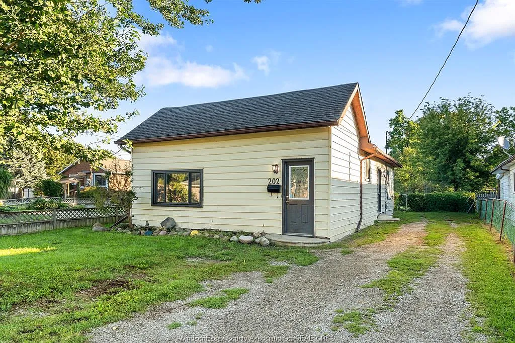 3 bed, $2,200 — Photo 2
