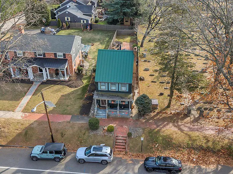 406 Kings Hwy E — Photo 25
