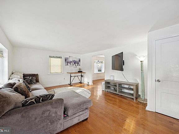 3rd image of 619 Glenfield Ave