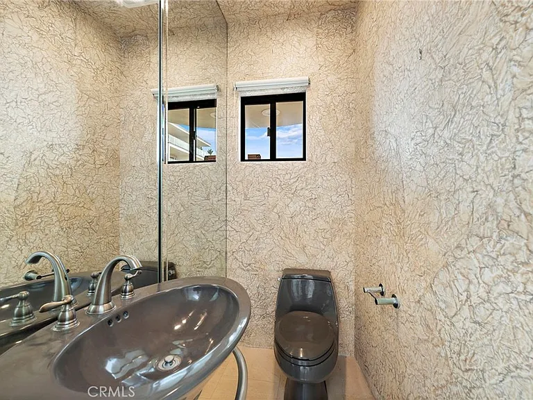 715 Oceanfront Front — Photo 22