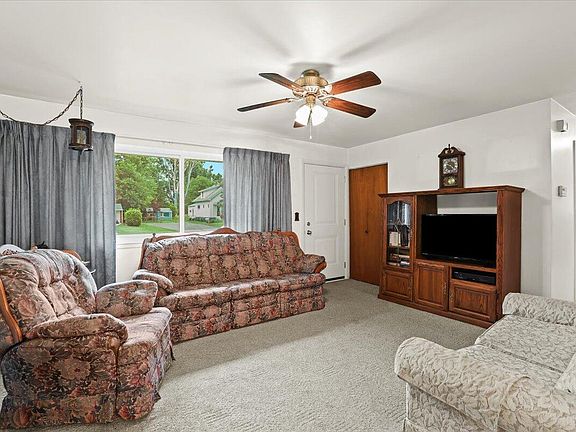 4th image of 29825 Dawson Ave