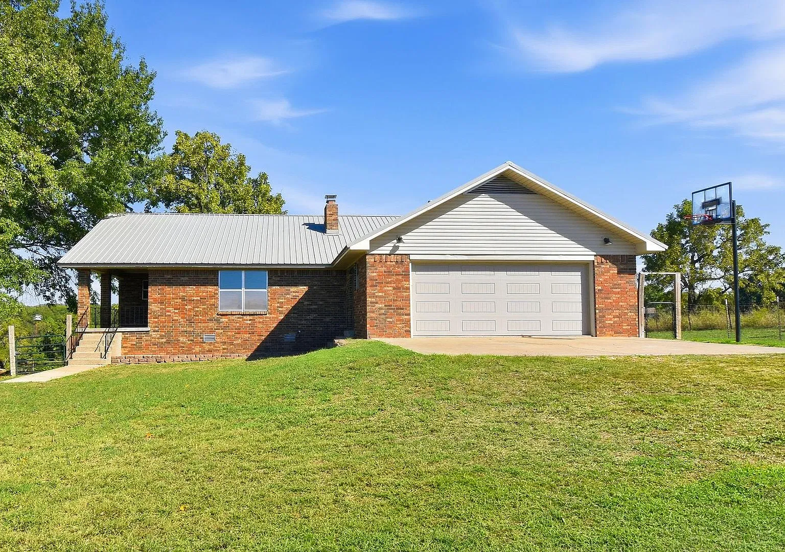 Stunning 2 Bed / 2 Bath Home with Panoramic Views & Private Driveway MoveIn Ready — Photo 1