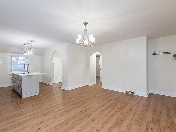 5th image of 1902 Ash St