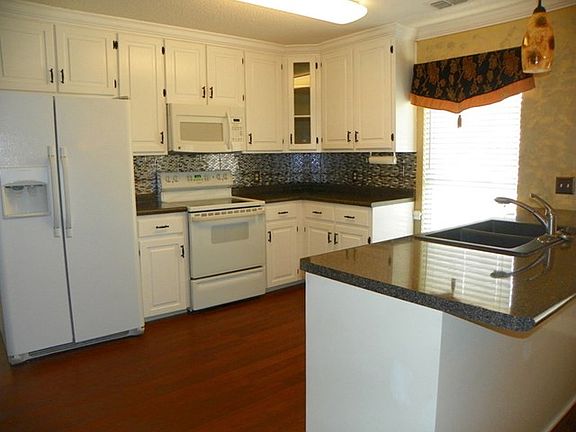 5th image of 121 Tomlinson Ct