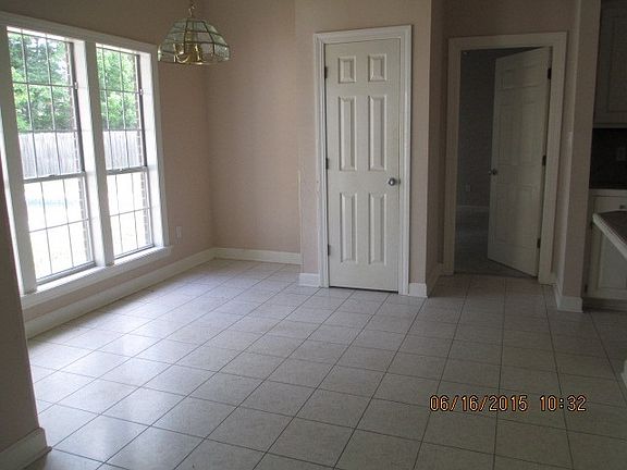 4th image of 425 Garden Grove St