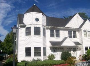 9 Ridgewood Dr, Wantagh, NY 11793