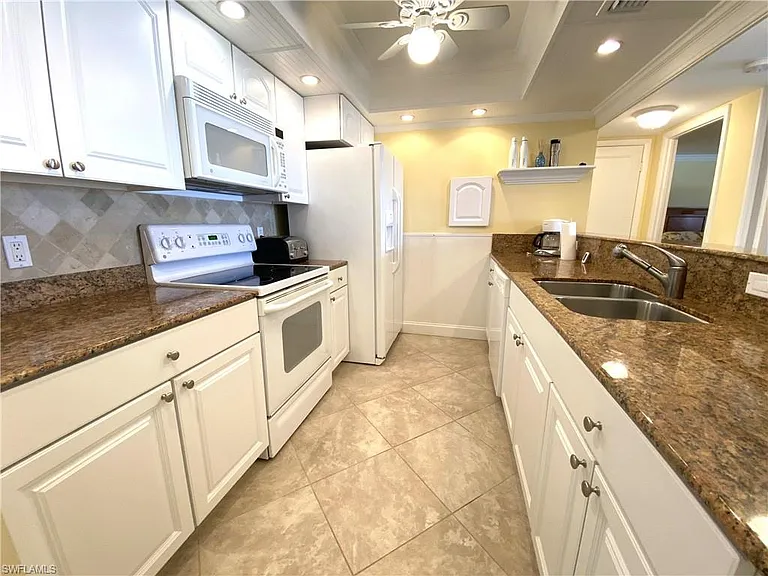 555 Park Shore Dr #B-407 — Photo 5