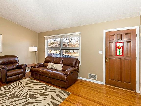 3rd image of 7932 Canterbury St
