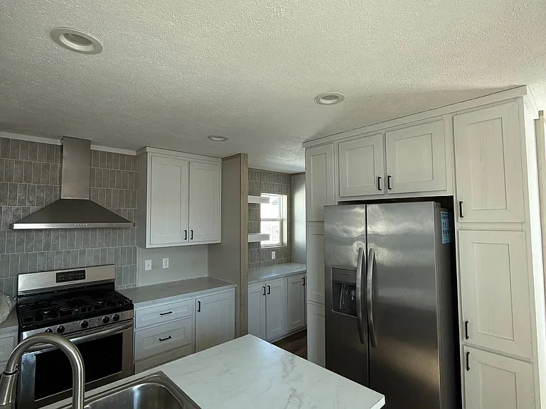 120 Lillian Ln — Photo 2