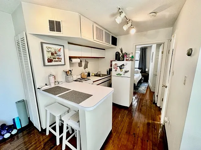 13 Charter St #3R — Photo 6