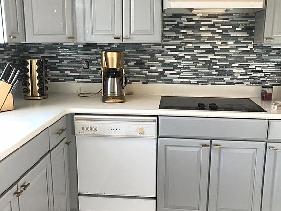 new kitchen back splash and cabinets