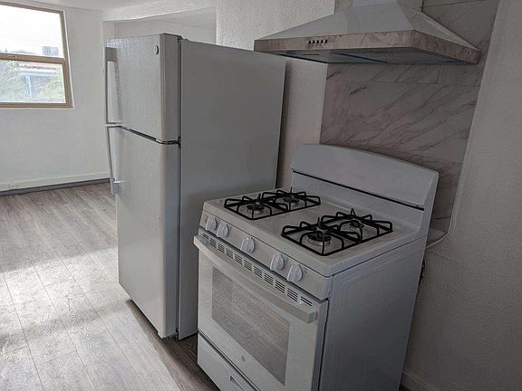 Kitchen Refrigerator and Gas Stove