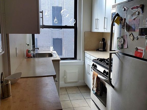 4th image of 427 W 51st St APT 5I