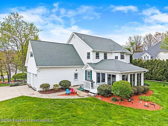 3rd image of 925 Parkview Rd