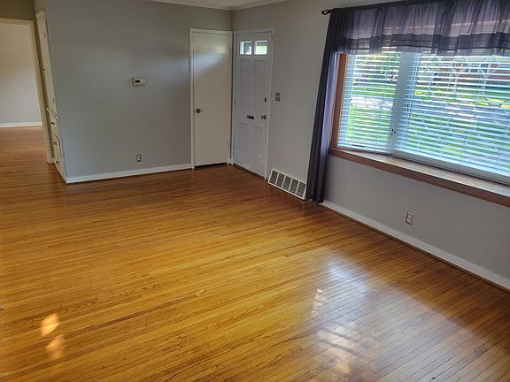 5th image of 345 Smallwood Dr