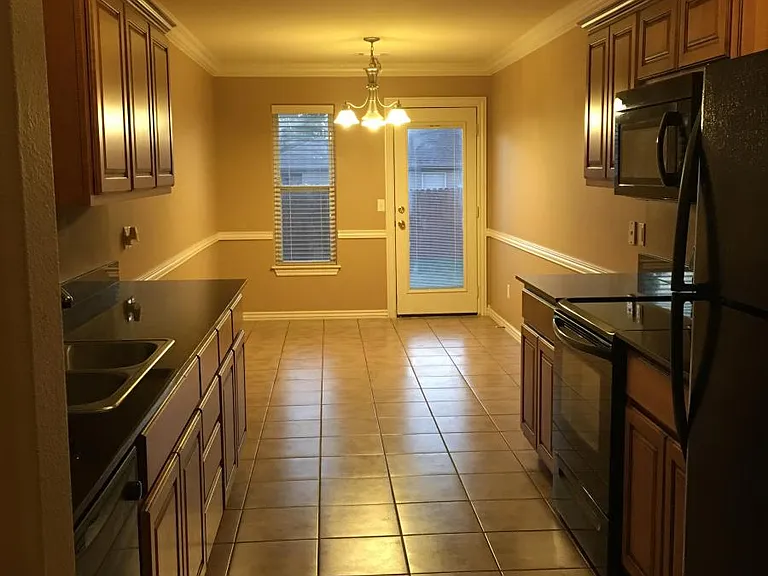 909 Oak Crossing Dr — Photo 3