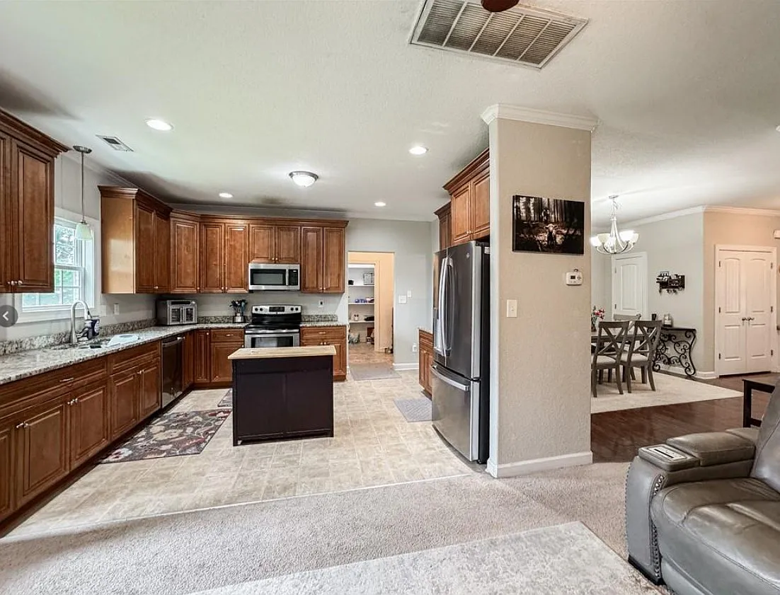 5 bed, 2363 sqft, $4,037 — Photo 2
