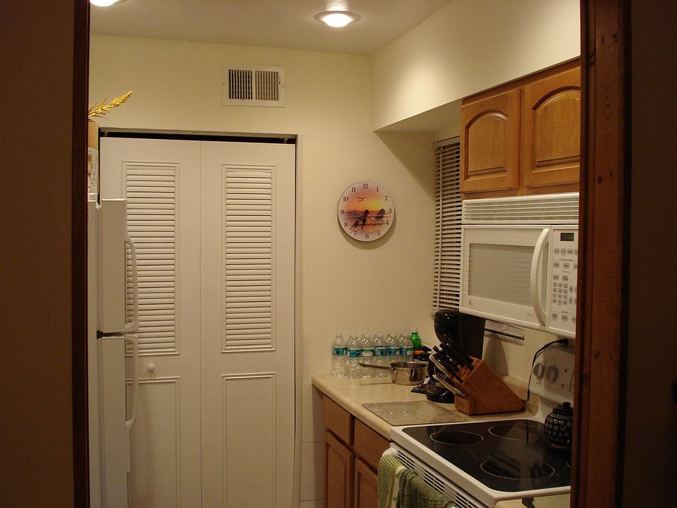 Maple cabinets, new appliances, recess lights