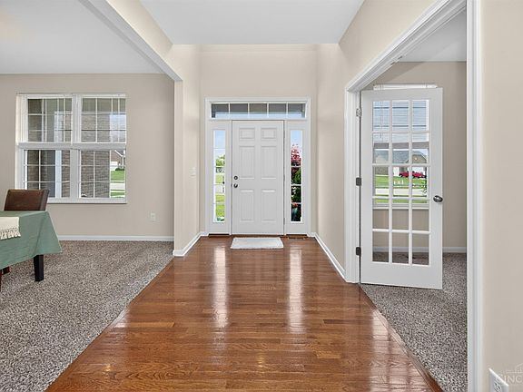 5th image of 424 Calumet Farms Dr