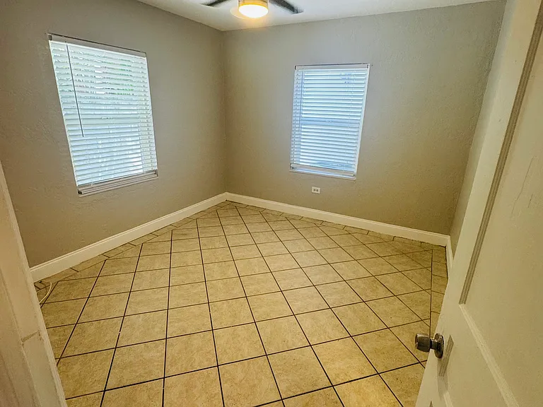1634 NE 6th St #2 — Photo 4