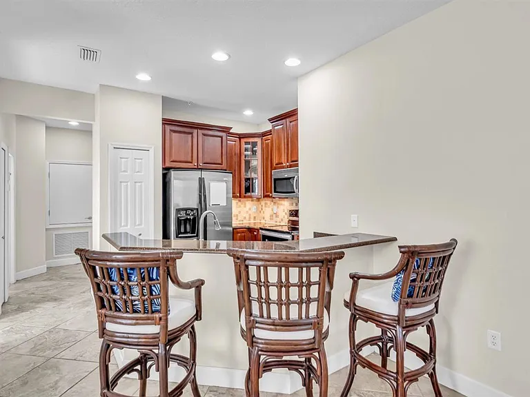 Kitchen - Breakfast bar with granite countertops